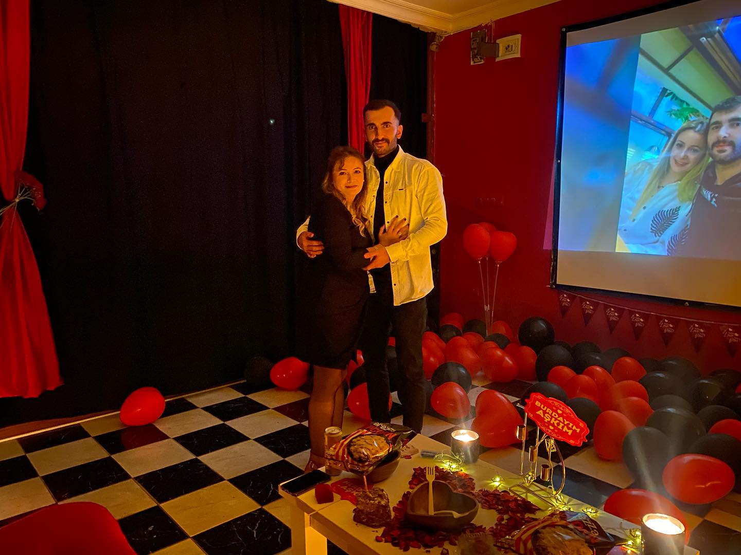 Romantik sinema salonu